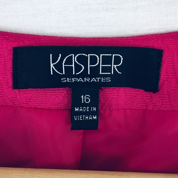 Kasper Floral Embroidered Cropped Fuchsia Blazer - Picture 4 of 8